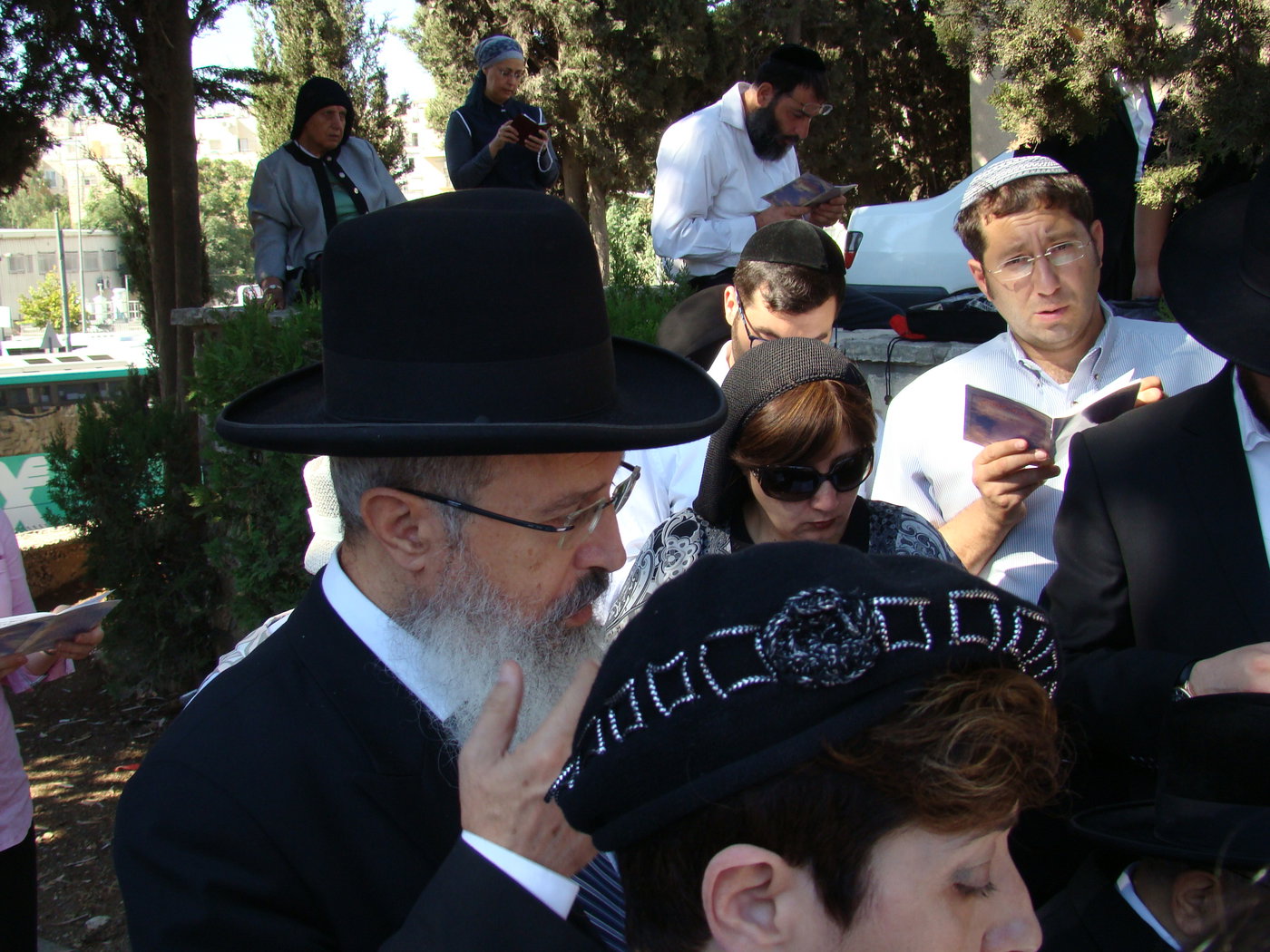 מרן הרב עובדיה יוסף קרא 'אשכבה' על קבר רעייתו בעיניים דומעות