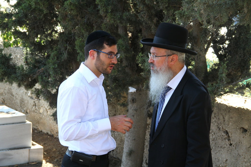 מרן הרב עובדיה יוסף קרא 'אשכבה' על קבר רעייתו בעיניים דומעות