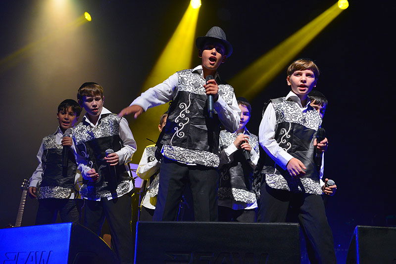 איציק דדיה אירח את הקינדרלך בהופעה בנהריה