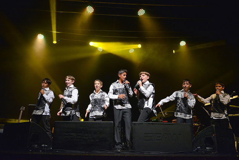 איציק דדיה אירח את הקינדרלך בהופעה בנהריה