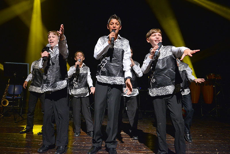 איציק דדיה אירח את הקינדרלך בהופעה בנהריה