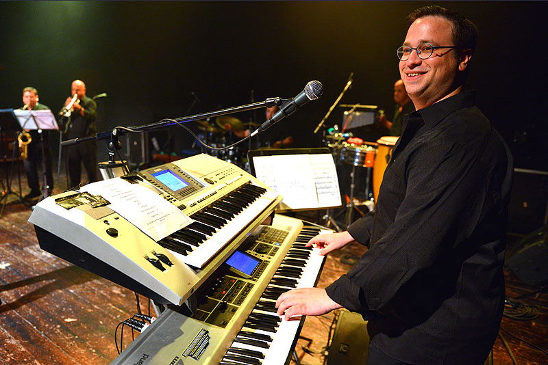 איציק דדיה אירח את הקינדרלך בהופעה בנהריה