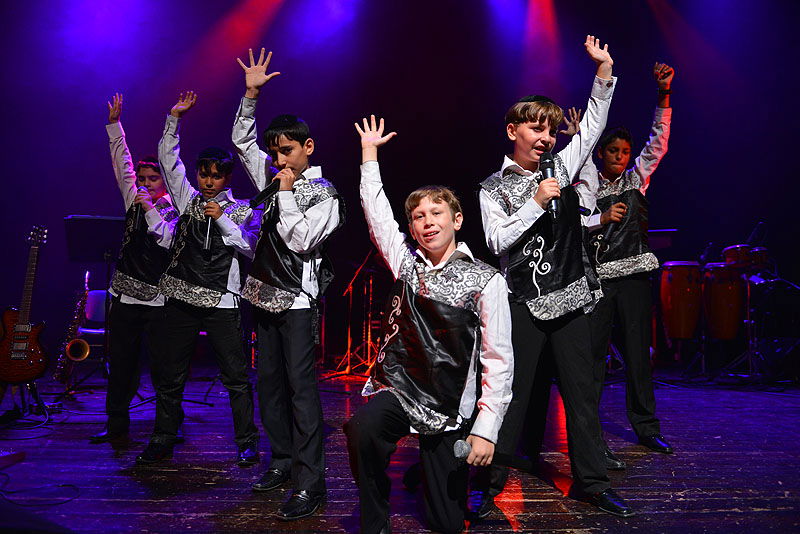 איציק דדיה אירח את הקינדרלך בהופעה בנהריה