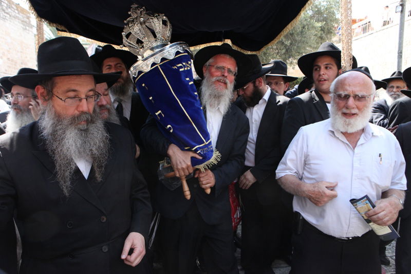 מעל רבבה חגגו בירושלים עם ספר-התורה לילדי ישראל