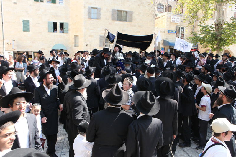 מעל רבבה חגגו בירושלים עם ספר-התורה לילדי ישראל