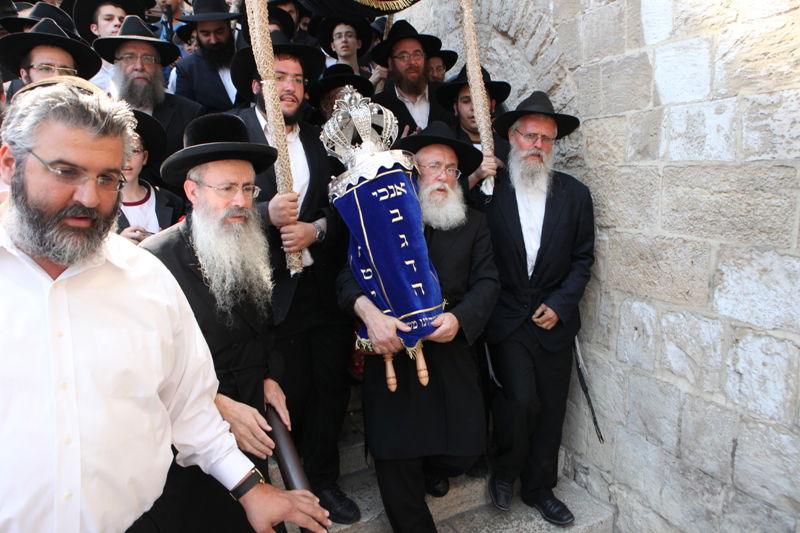 מעל רבבה חגגו בירושלים עם ספר-התורה לילדי ישראל