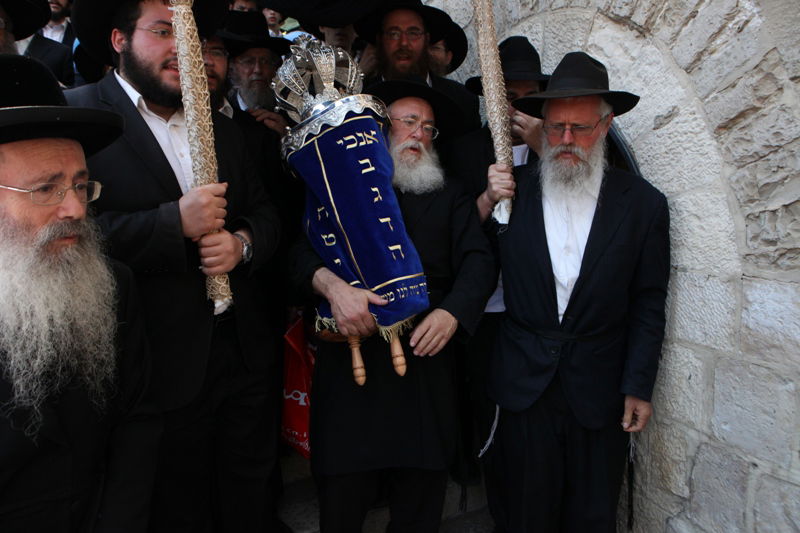 מעל רבבה חגגו בירושלים עם ספר-התורה לילדי ישראל