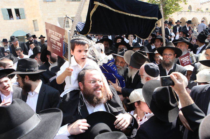 מעל רבבה חגגו בירושלים עם ספר-התורה לילדי ישראל