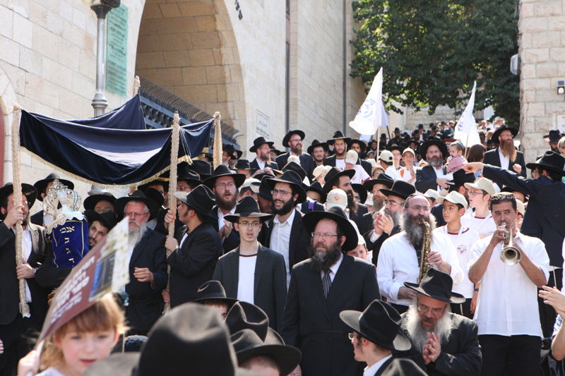 מעל רבבה חגגו בירושלים עם ספר-התורה לילדי ישראל