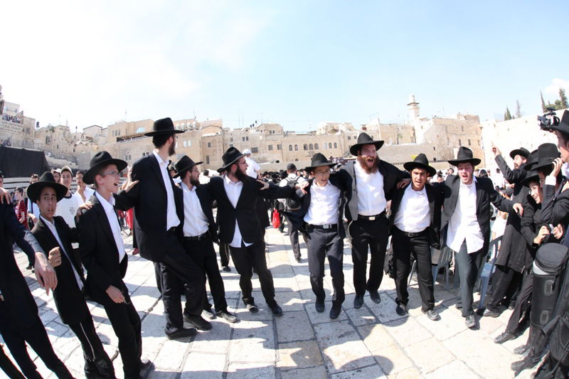 מעל רבבה חגגו בירושלים עם ספר-התורה לילדי ישראל