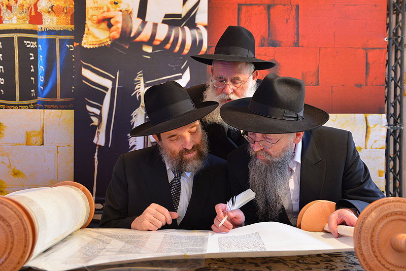 ספר-תורה שאיחד מאות אלפי ילדים הוכנס בכותל