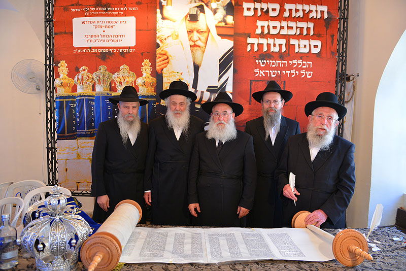 ספר-תורה שאיחד מאות אלפי ילדים הוכנס בכותל