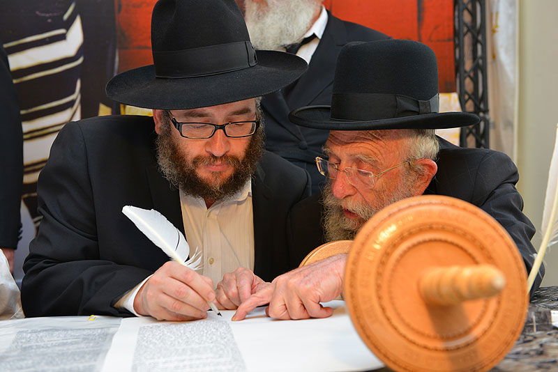 ספר-תורה שאיחד מאות אלפי ילדים הוכנס בכותל