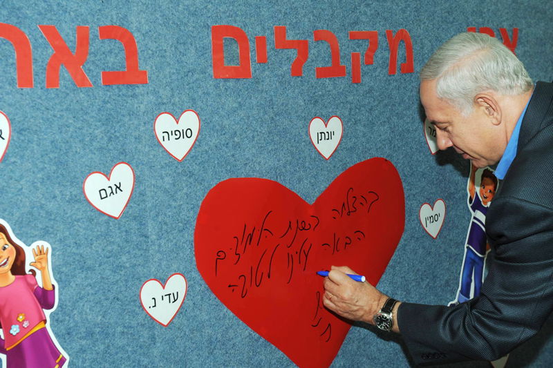 נתניהו העניק מתנה לילדי רחובות: פיל מצויר