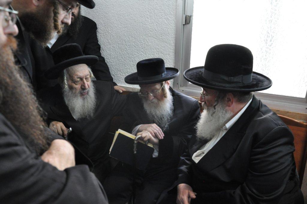 תיעוד מיוחד: הלווית הרבנית מספינקא