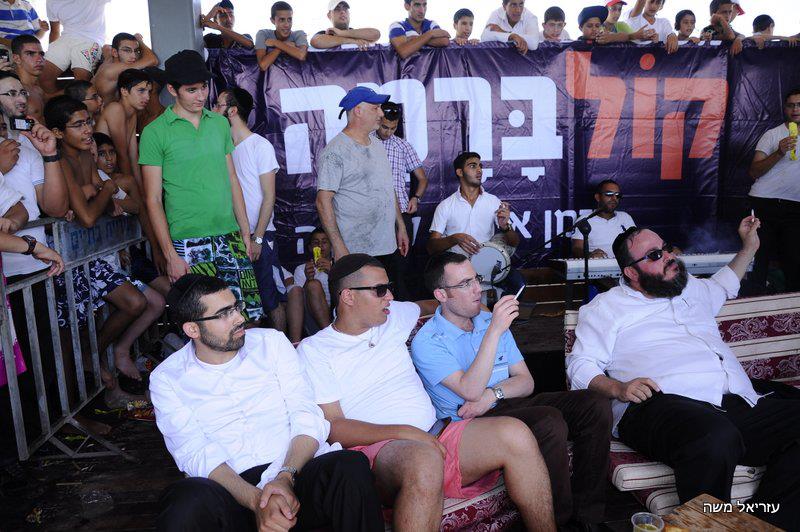 רדיו 'קול ברמה' ביום שידורים מהחוף הנפרד בבת-ים