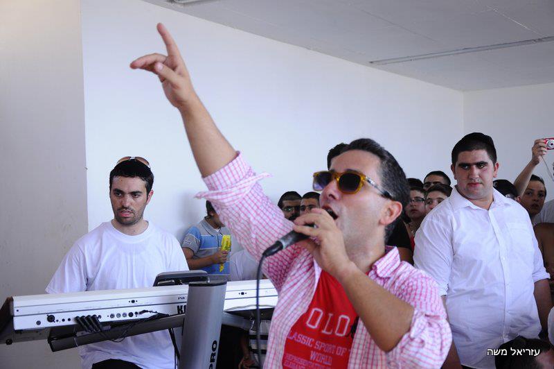 רדיו 'קול ברמה' ביום שידורים מהחוף הנפרד בבת-ים