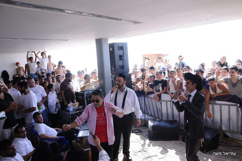 רדיו 'קול ברמה' ביום שידורים מהחוף הנפרד בבת-ים