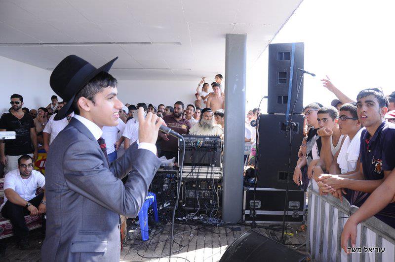 רדיו 'קול ברמה' ביום שידורים מהחוף הנפרד בבת-ים