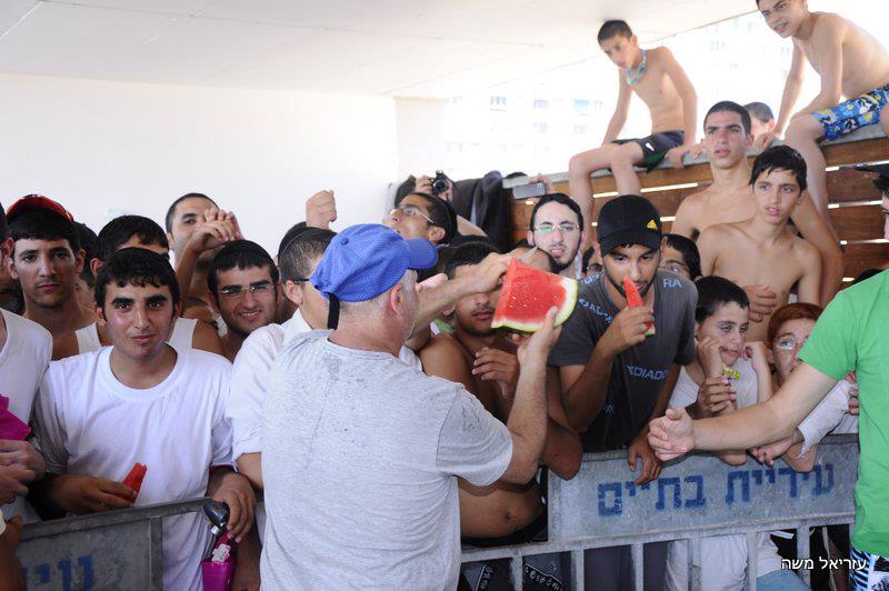 רדיו 'קול ברמה' ביום שידורים מהחוף הנפרד בבת-ים