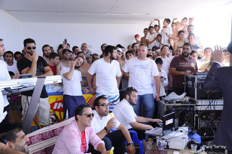 רדיו 'קול ברמה' ביום שידורים מהחוף הנפרד בבת-ים