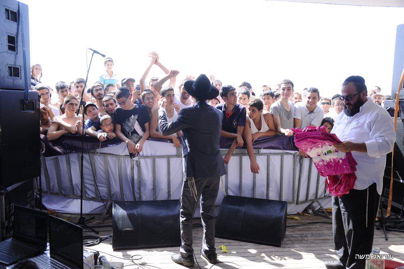 רדיו 'קול ברמה' ביום שידורים מהחוף הנפרד בבת-ים