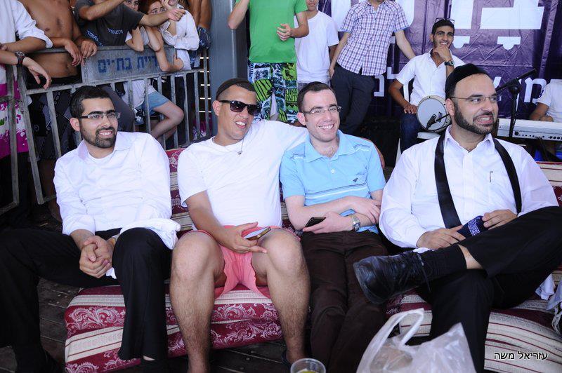 רדיו 'קול ברמה' ביום שידורים מהחוף הנפרד בבת-ים