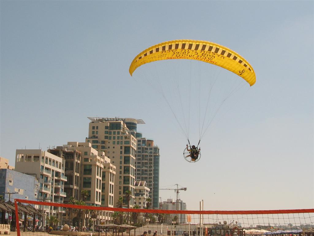 על גג המצנח: קמפיין של חב"ד עם זמני השבת