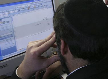 כתב אישום נגד אליהו אקווה: "פיתה חרדי באינטרנט"