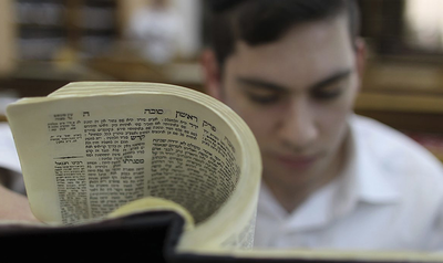 כך הפך הדף היומי מרעיון של 'אגודת ישראל' - לרעיון כלל יהודי • מיוחד