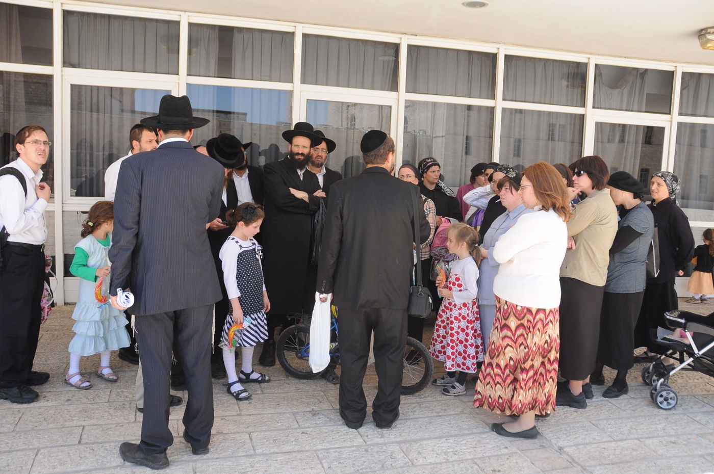 עשרות הורים וילדים הפגינו נגד משרד החינוך