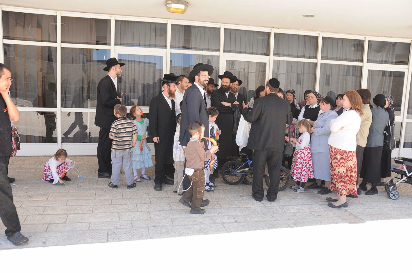 עשרות הורים וילדים הפגינו נגד משרד החינוך