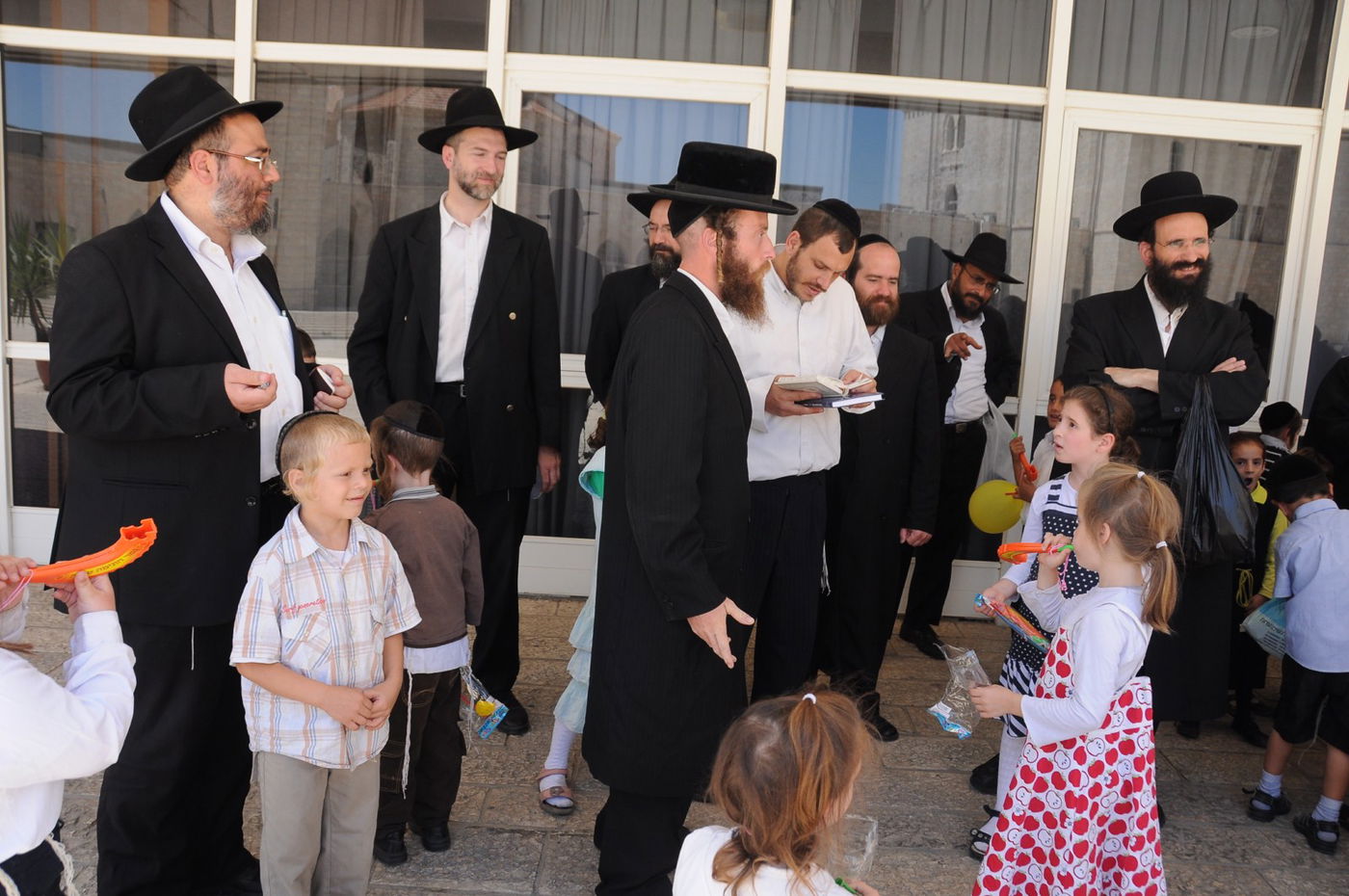 עשרות הורים וילדים הפגינו נגד משרד החינוך