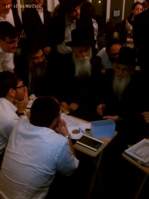 צפו: הרב גרוסמן מנחם את בני משפחת וולפסון