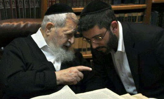 נתי לסרי מקבל את ברכתו של מרן הרב עובדיה יוסף