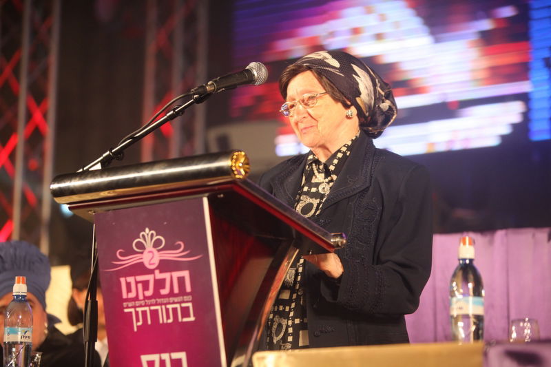 הרבנית מויז'ניץ נושאת דברים