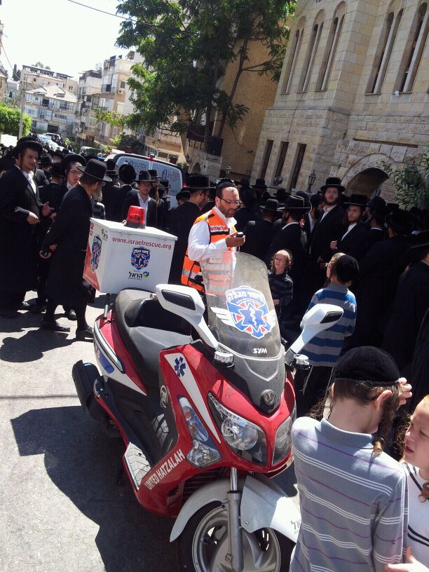 מאות מלווים למנוחות את האדמו"ר משומרי אמונים