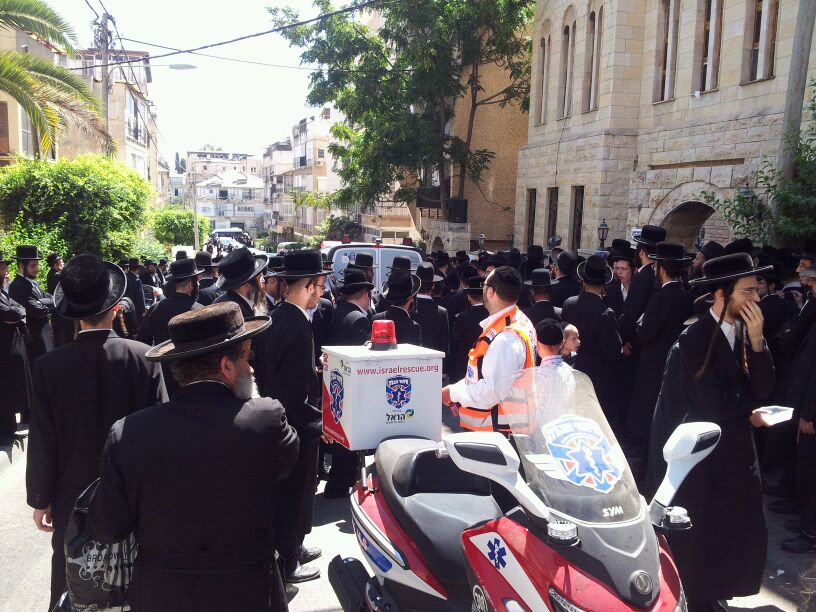 מאות מלווים למנוחות את האדמו"ר משומרי אמונים