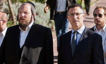 אש העיר הרב רובינשטיין עם שר החינוך וסגנו בביקורם בעיר