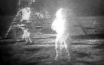 צפו: הרגע בו נגע ניל ארמסטרונג בירח