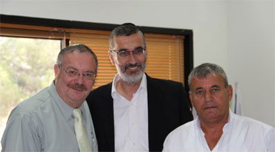 מטביעים חותם איזורי. צביקה כהן והשר הרשקוביץ