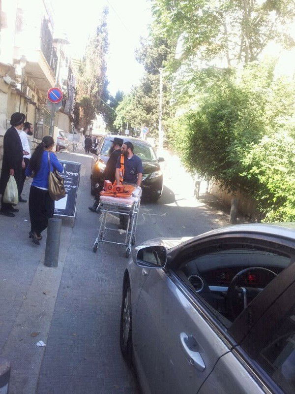 צפו: תינוקת נלכדה תחת רכב וניצלה