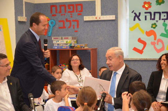 ברקת מעניק לנתניהו את התעודה.