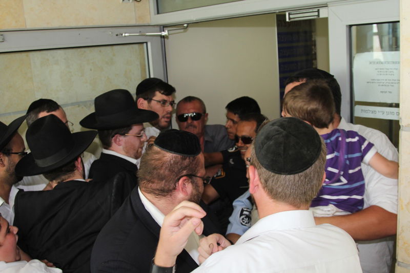 דרמה בעיר אלעד: הורים פרצו ללשכת ראש-העיר