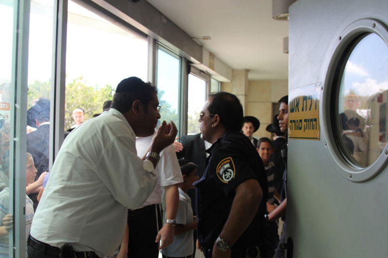 דרמה בעיר אלעד: הורים פרצו ללשכת ראש-העיר