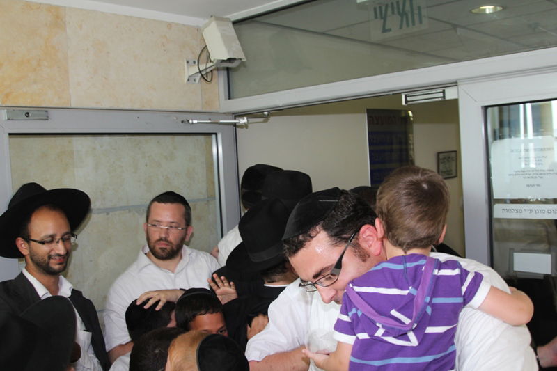 דרמה בעיר אלעד: הורים פרצו ללשכת ראש-העיר