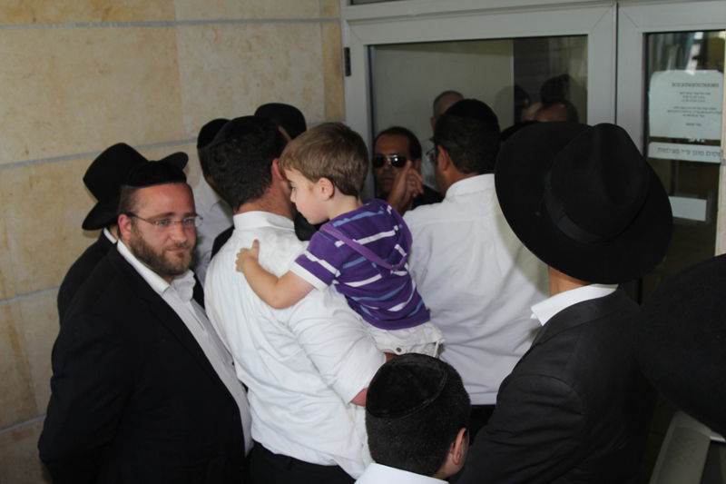 דרמה בעיר אלעד: הורים פרצו ללשכת ראש-העיר