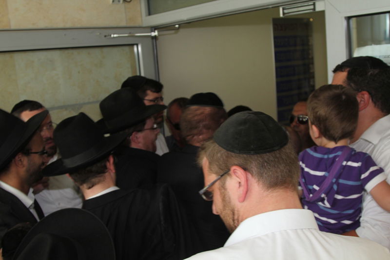 דרמה בעיר אלעד: הורים פרצו ללשכת ראש-העיר