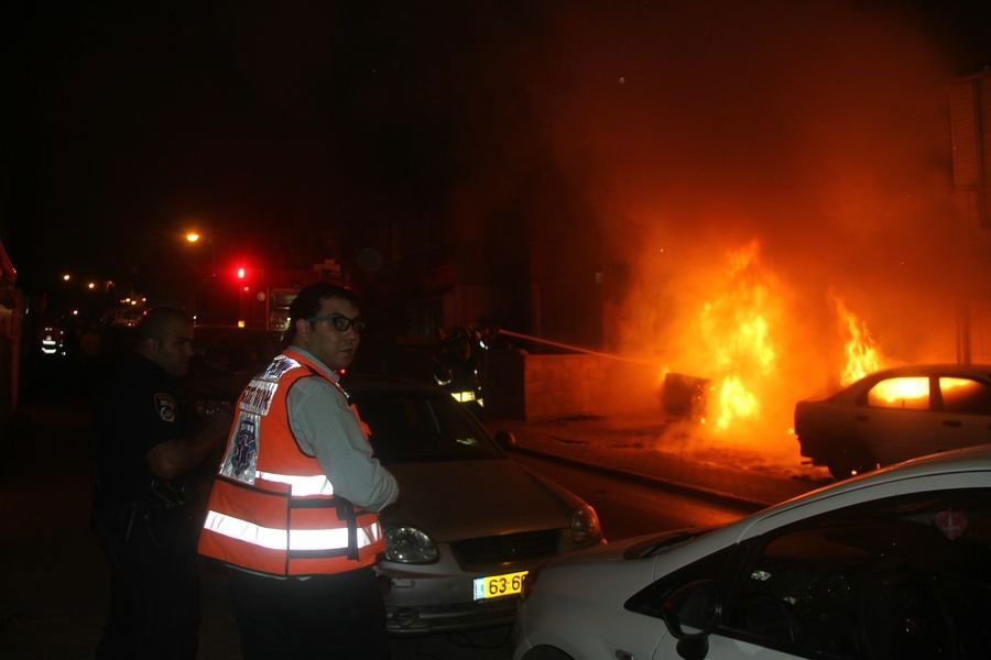 אש בבני-ברק: רכבים הוצתו, התושבים פונו