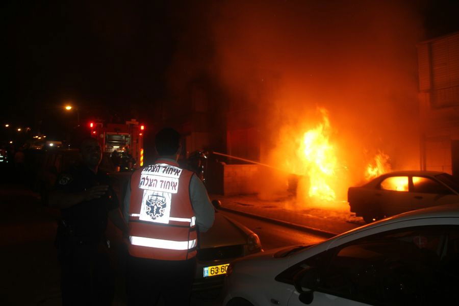 אש בבני-ברק: רכבים הוצתו, התושבים פונו
